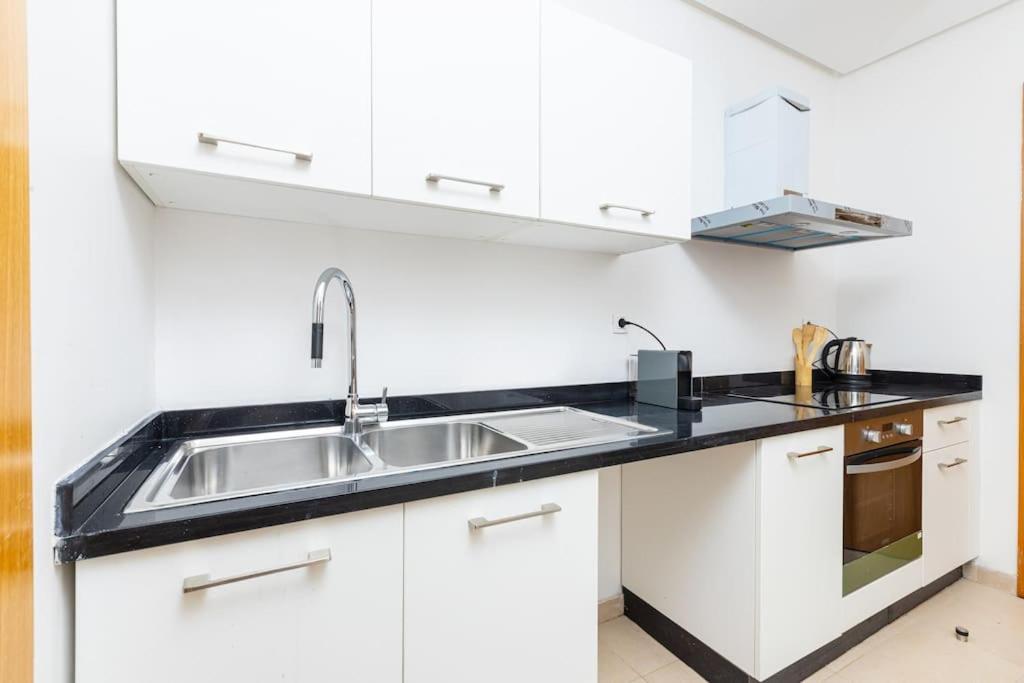 شقة Modern 2Br Retreat In Marina Sale Luxury Living Hajja المظهر الخارجي الصورة
