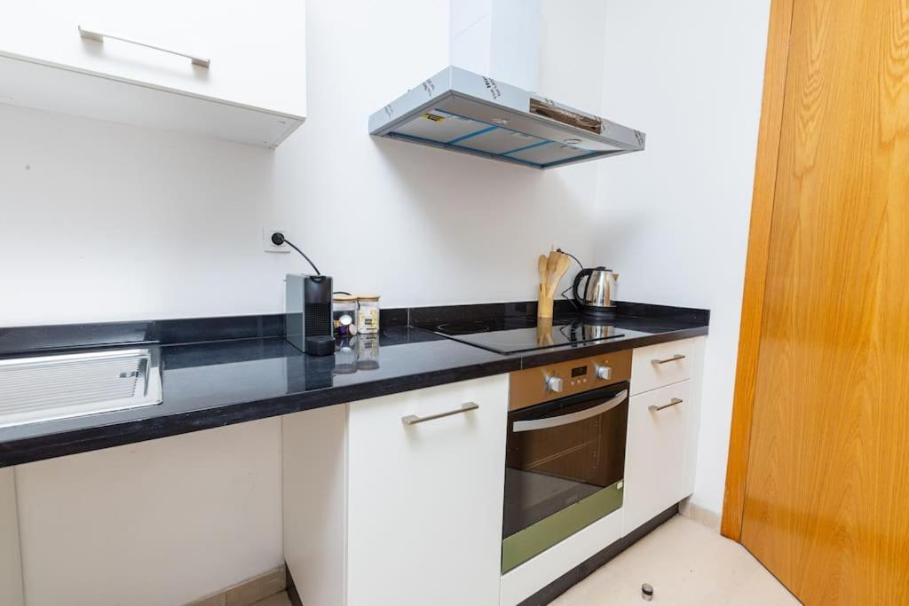 شقة Modern 2Br Retreat In Marina Sale Luxury Living Hajja المظهر الخارجي الصورة