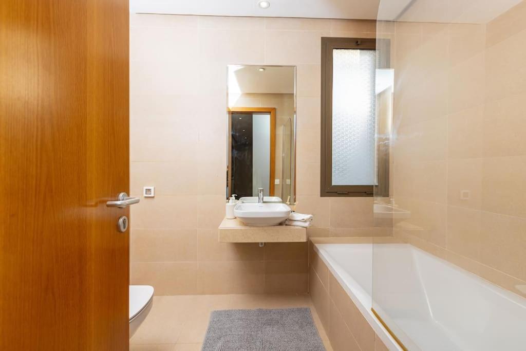 شقة Modern 2Br Retreat In Marina Sale Luxury Living Hajja المظهر الخارجي الصورة